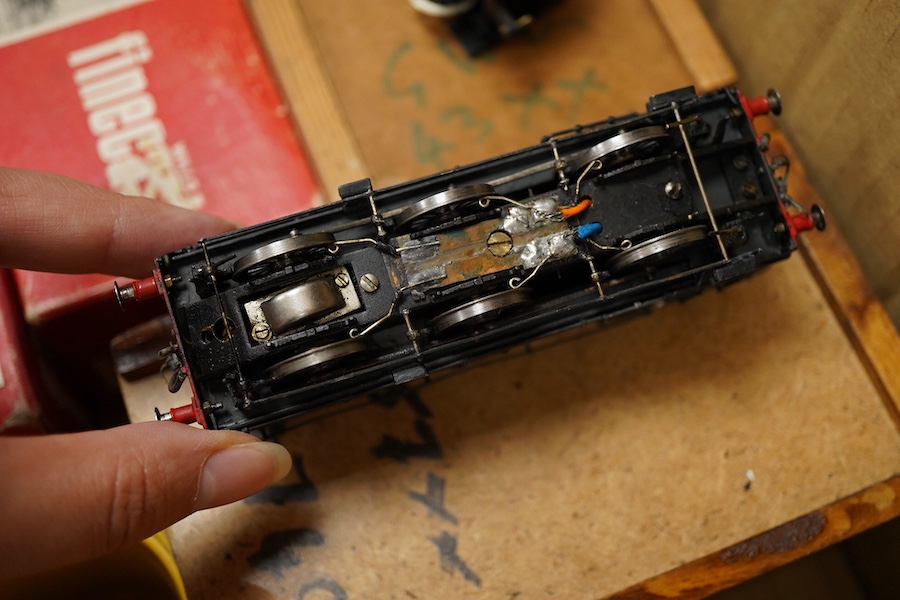 Six EM gauge Southern Railway kit built locomotives; two class 57xx 0-6-0PT, an SR class N15, 763, a Wills Finecast kit for an SR Schools Class, a part built GWR 2-6-0, and a part built kit for a 4-4-0 tender locomotive
